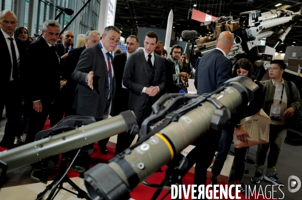 Jordan Bardella visite le salon Eurosatory