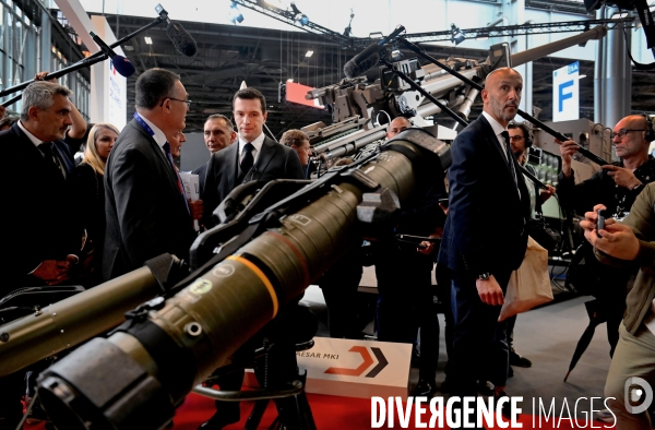Jordan Bardella visite le salon Eurosatory