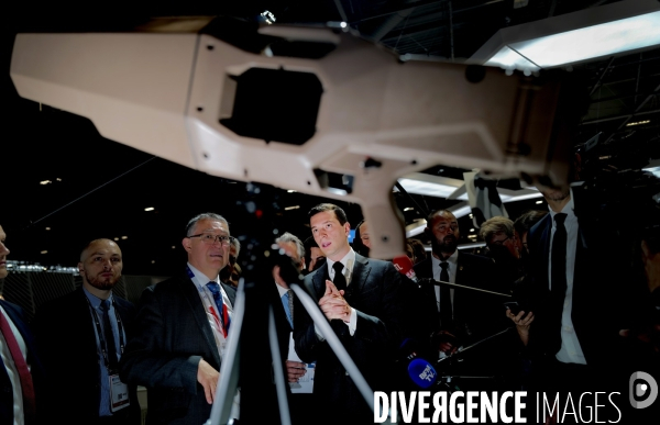Jordan Bardella visite le salon Eurosatory