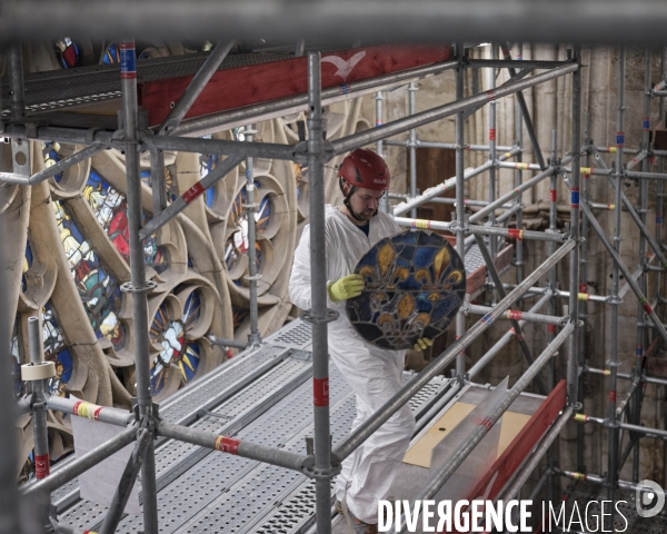 dépose des vitraux de la rose sud 