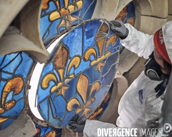 dépose des vitraux de la rose sud 