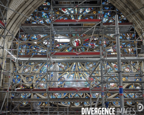 dépose des vitraux de la rose sud 