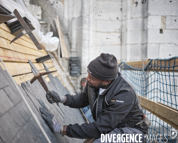 Restauration de l’abbaye Saint-Ouen de Rouen, un couvreur posant de l’ardoise