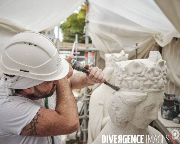 Sculpteur réalisant la copie d’une statut pour l’abbaye