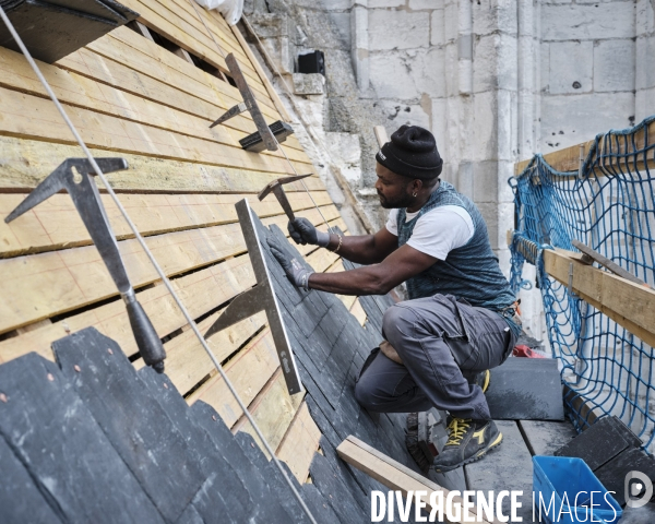 Restauration de l’abbaye Saint-Ouen de Rouen, un couvreur posant de l’ardoise