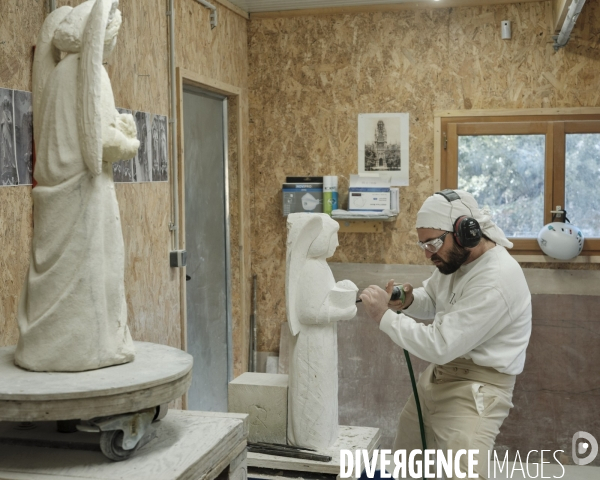 Loge des sculpteurs, réalisation d’une statue la façade