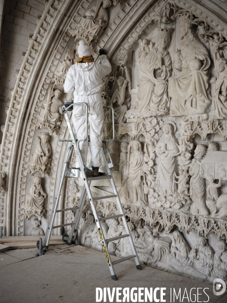 Restauratrice sur le tympan portail des Marmousets