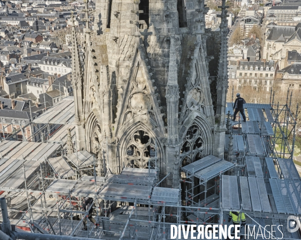 Montage d’un échafaudage sur une des deux tours occidentale