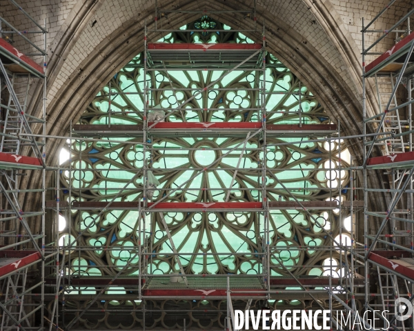 Démontage des vitraux de la rosace sud