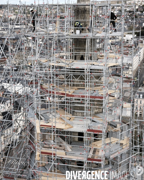 Montage d’un échafaudage sur la tour occidentale