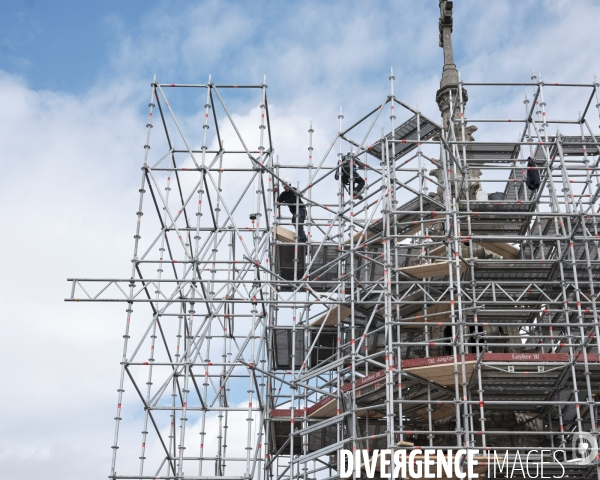 Montage d’un échafaudage sur la tour occidentale