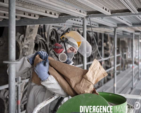 Opération de décapage de la façade occidentale
