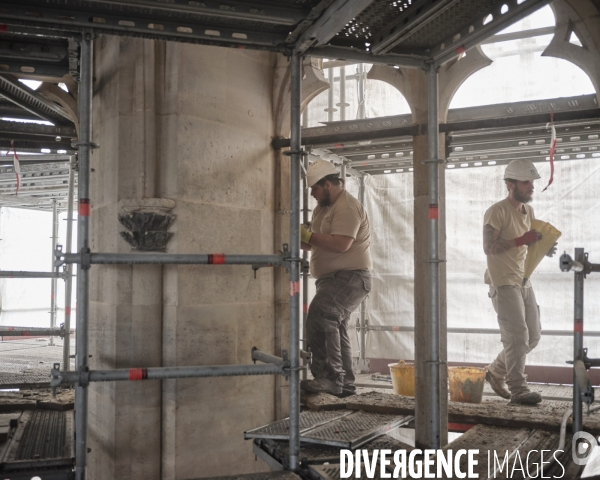 Maçons sur la façade occidentale
