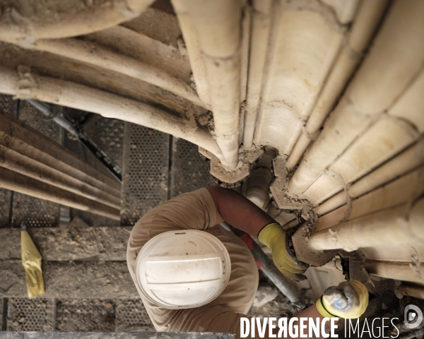 Maçons sur la façade occidentale
