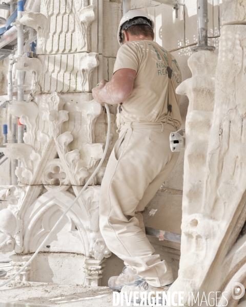 Restauration de l’abbaye Saint-Ouen de Rouen, un maçon-tailleur de pierre