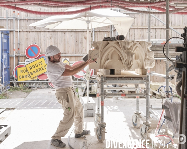 sculpteur oeuvrant à la restauration d’un chapiteau de la façade sud