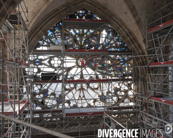 Repose des vitraux de la rose sud après restauration.