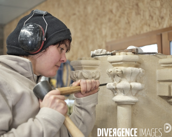 Restauration de l’abbaye Saint-Ouen de Rouen,sculptrice  au travail dans la loge