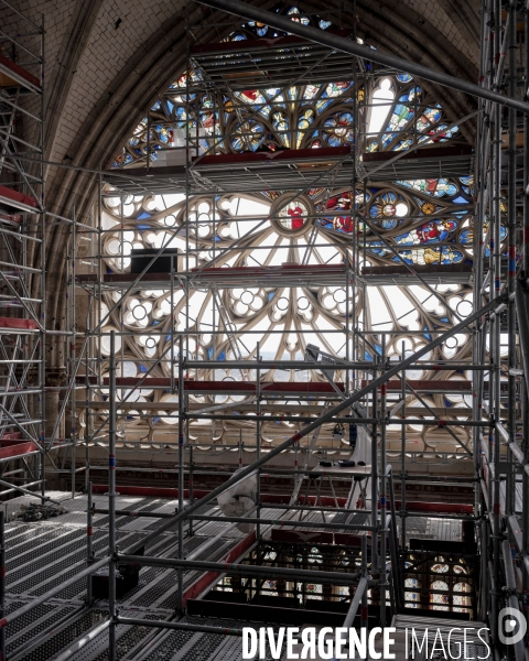 Repose des vitraux de la rose sud après restauration.