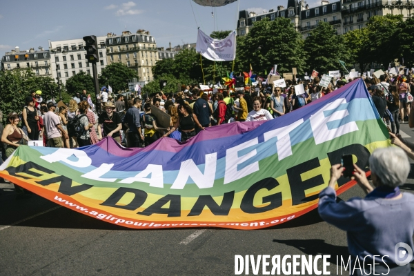 Manifestation feministe contre l extreme droite