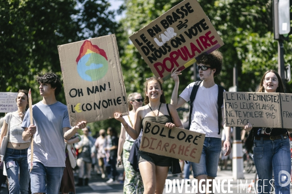 Manifestation feministe contre l extreme droite