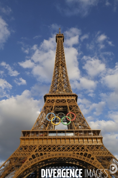 La tour eiffel se pare de ses cinq anneaux olympiques