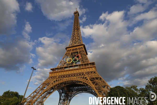 La tour eiffel se pare de ses cinq anneaux olympiques