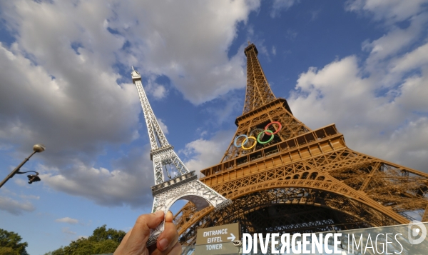 La tour eiffel se pare de ses cinq anneaux olympiques
