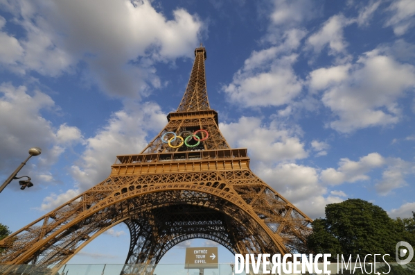 La tour eiffel se pare de ses cinq anneaux olympiques