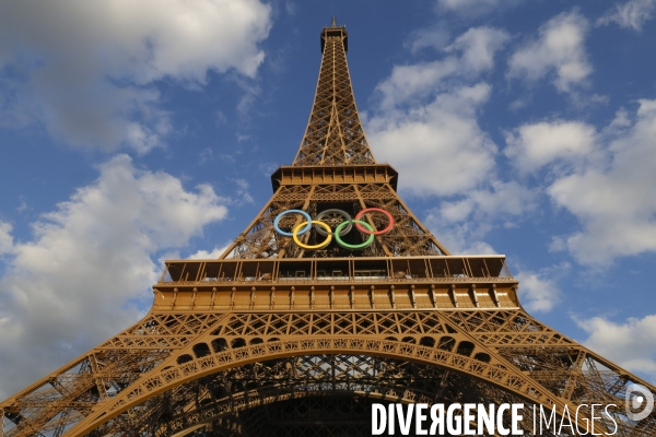 La tour eiffel se pare de ses cinq anneaux olympiques