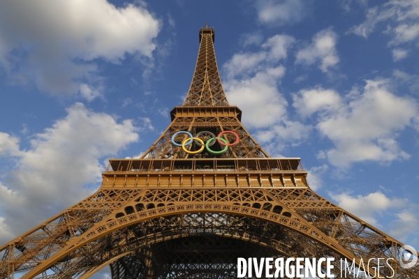La tour eiffel se pare de ses cinq anneaux olympiques