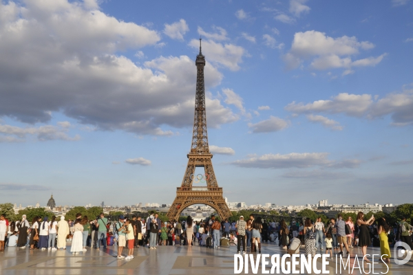 La tour eiffel se pare de ses cinq anneaux olympiques