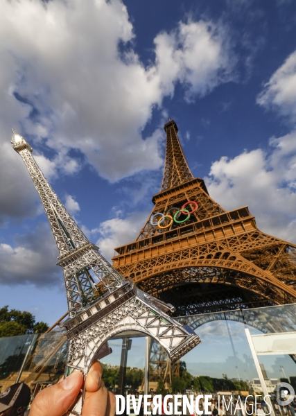 La tour eiffel se pare de ses cinq anneaux olympiques