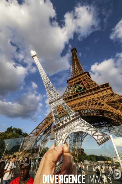 La tour eiffel se pare de ses cinq anneaux olympiques