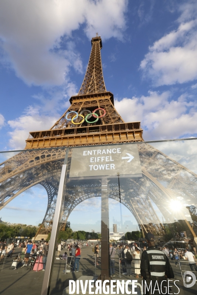 La tour eiffel se pare de ses cinq anneaux olympiques
