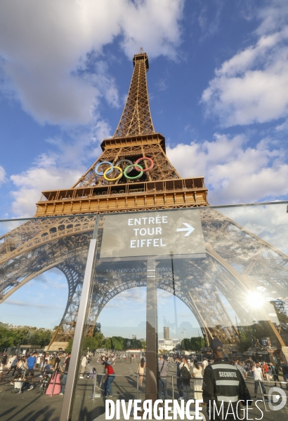 La tour eiffel se pare de ses cinq anneaux olympiques