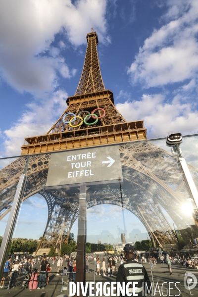 La tour eiffel se pare de ses cinq anneaux olympiques