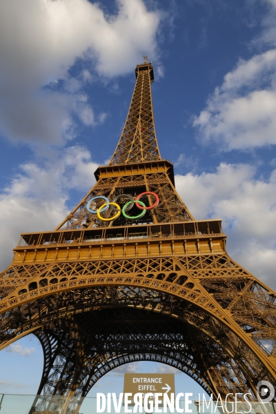 La tour eiffel se pare de ses cinq anneaux olympiques
