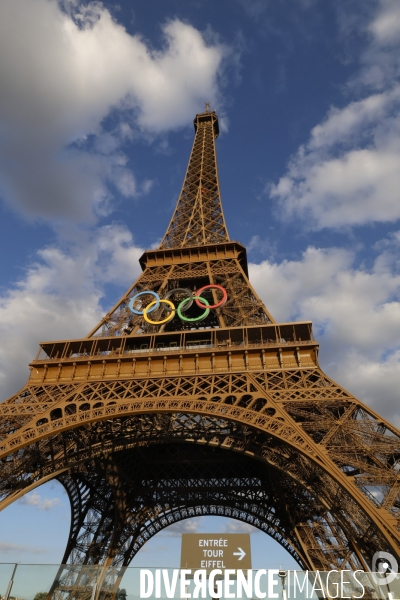La tour eiffel se pare de ses cinq anneaux olympiques