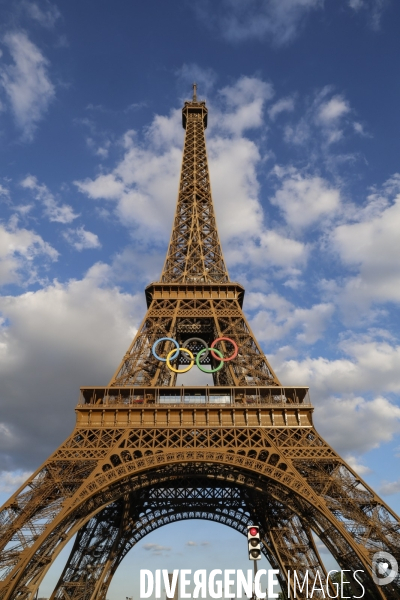 La tour eiffel se pare de ses cinq anneaux olympiques