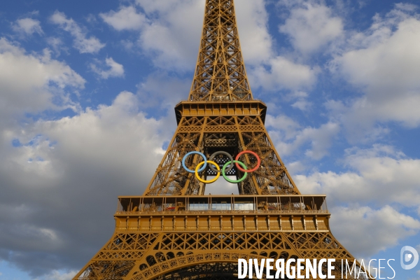 La tour eiffel se pare de ses cinq anneaux olympiques