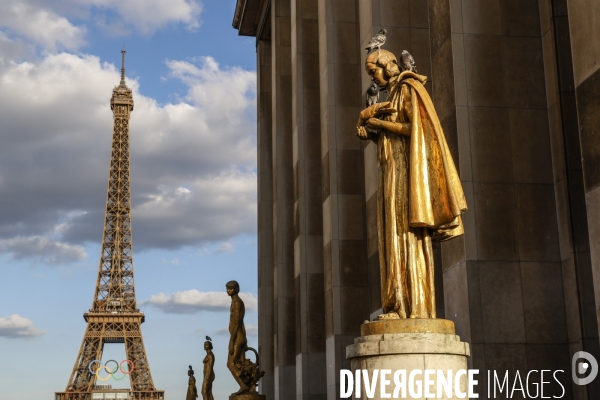 La tour eiffel se pare de ses cinq anneaux olympiques
