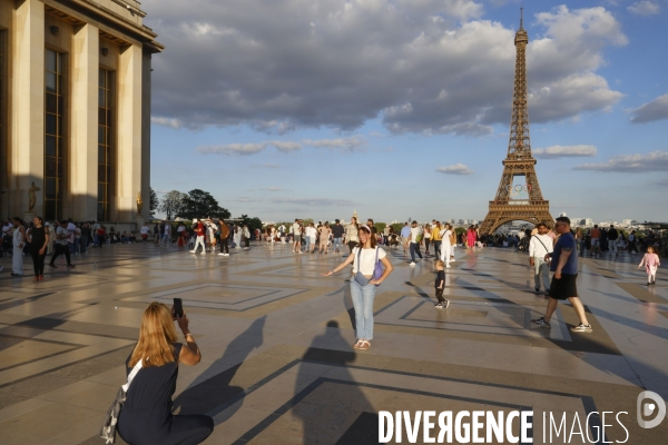 La tour eiffel se pare de ses cinq anneaux olympiques
