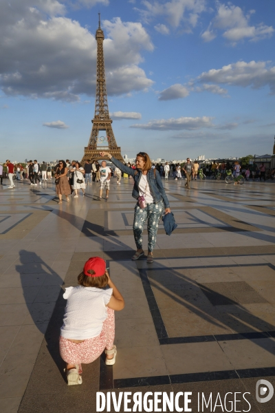 La tour eiffel se pare de ses cinq anneaux olympiques