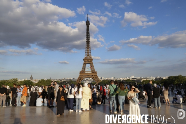 La tour eiffel se pare de ses cinq anneaux olympiques