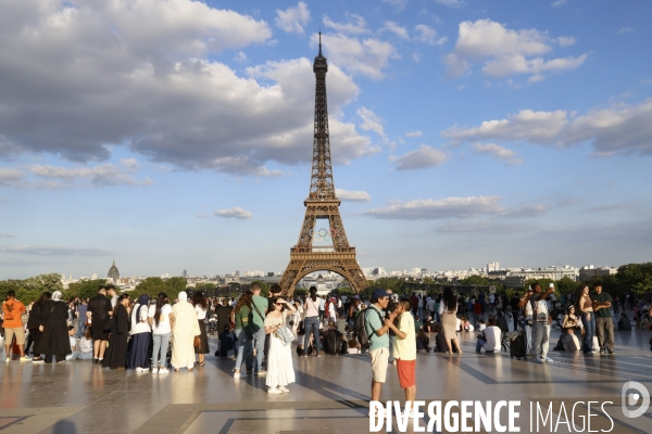 La tour eiffel se pare de ses cinq anneaux olympiques