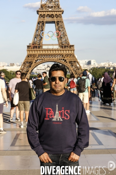 La tour eiffel se pare de ses cinq anneaux olympiques
