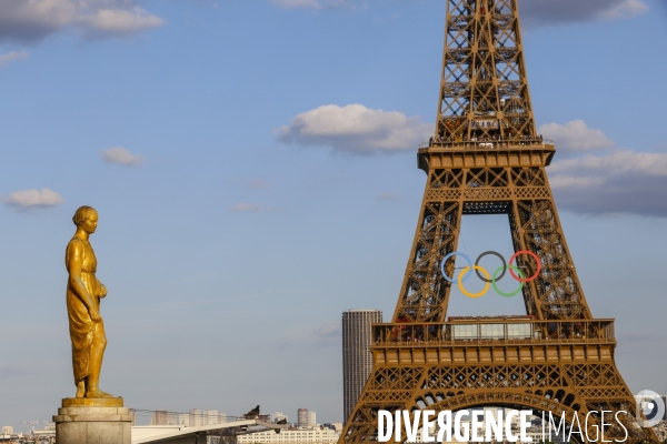 La tour eiffel se pare de ses cinq anneaux olympiques