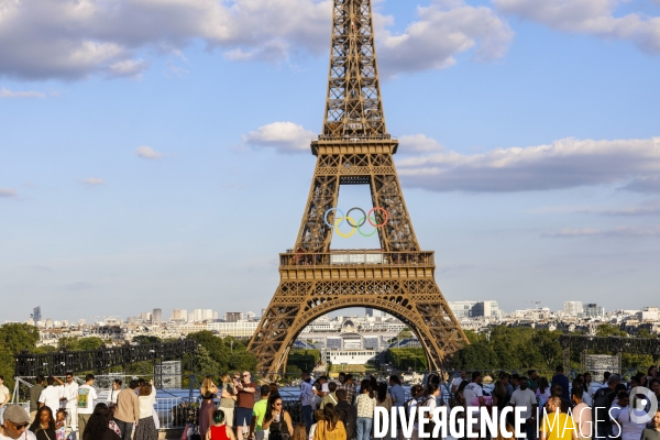 La tour eiffel se pare de ses cinq anneaux olympiques