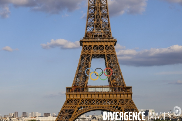 La tour eiffel se pare de ses cinq anneaux olympiques